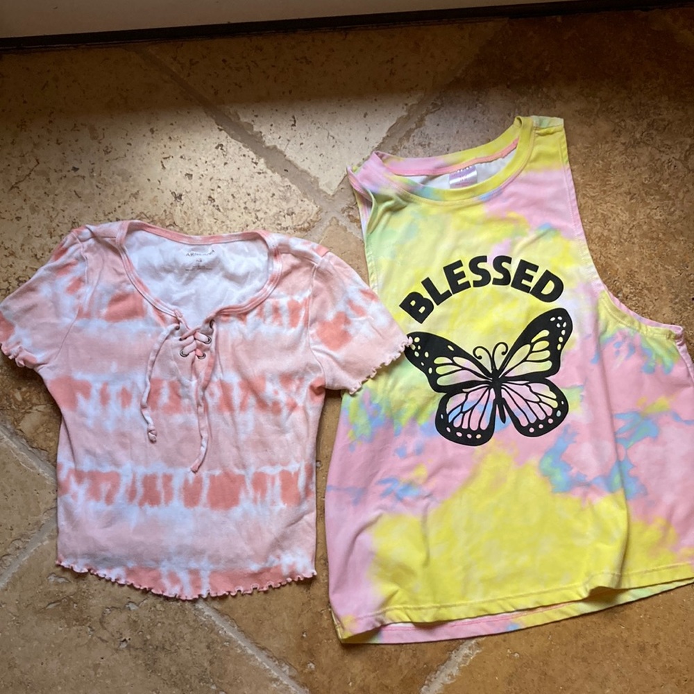 💵3 for $20✅Tie-dye hippie girl bundle of 2 shirts small & xs butterfly
